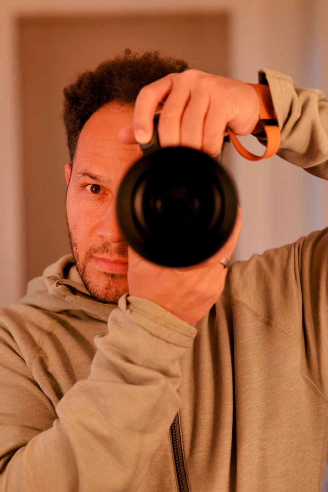 Portrait of Onyx Mueller behind a camera lens